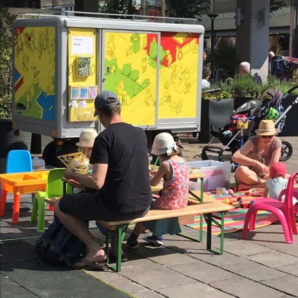 Spielmobil mit Spielsachen auf dem Marktplatz Oerlikon