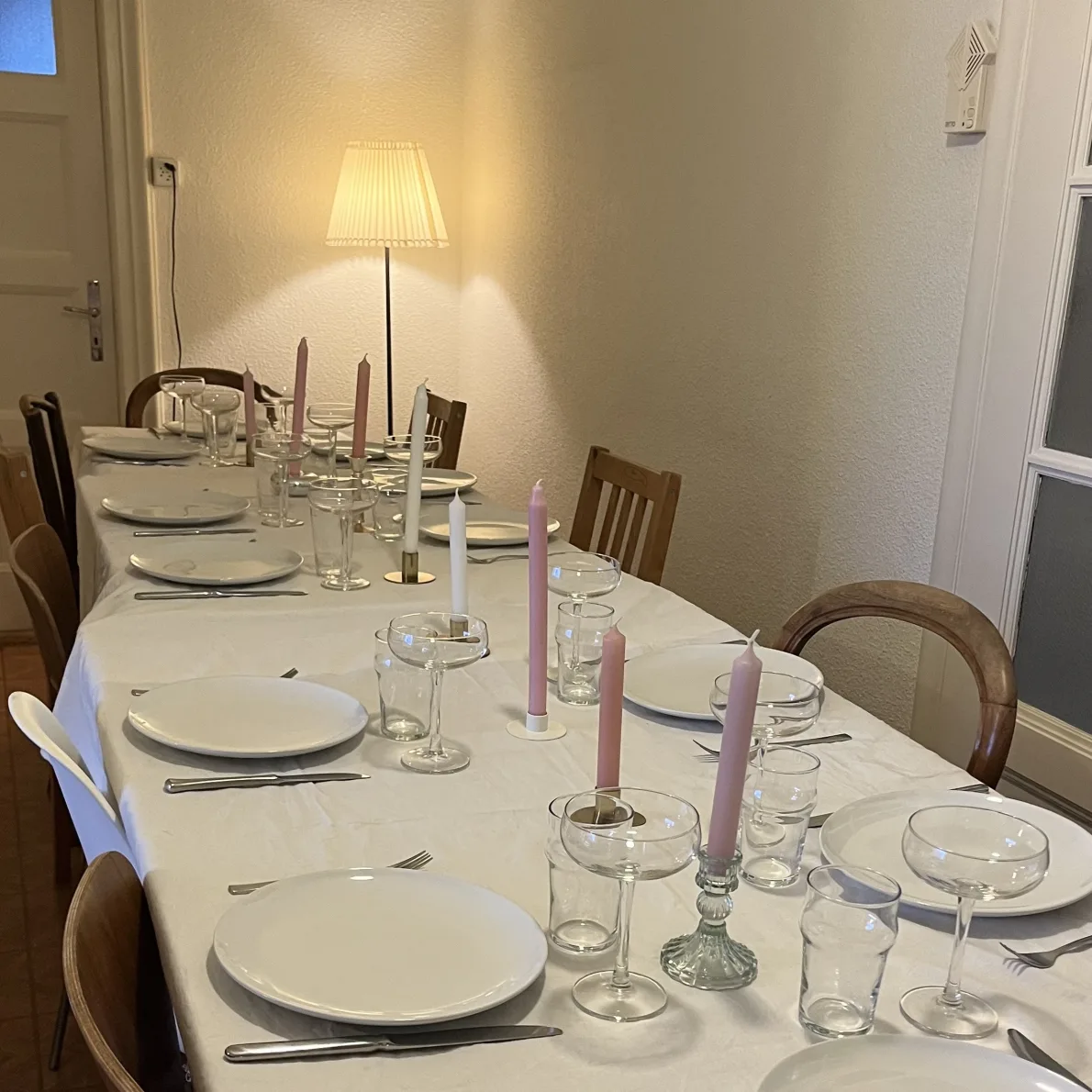 ein festlich gedeckter Tisch