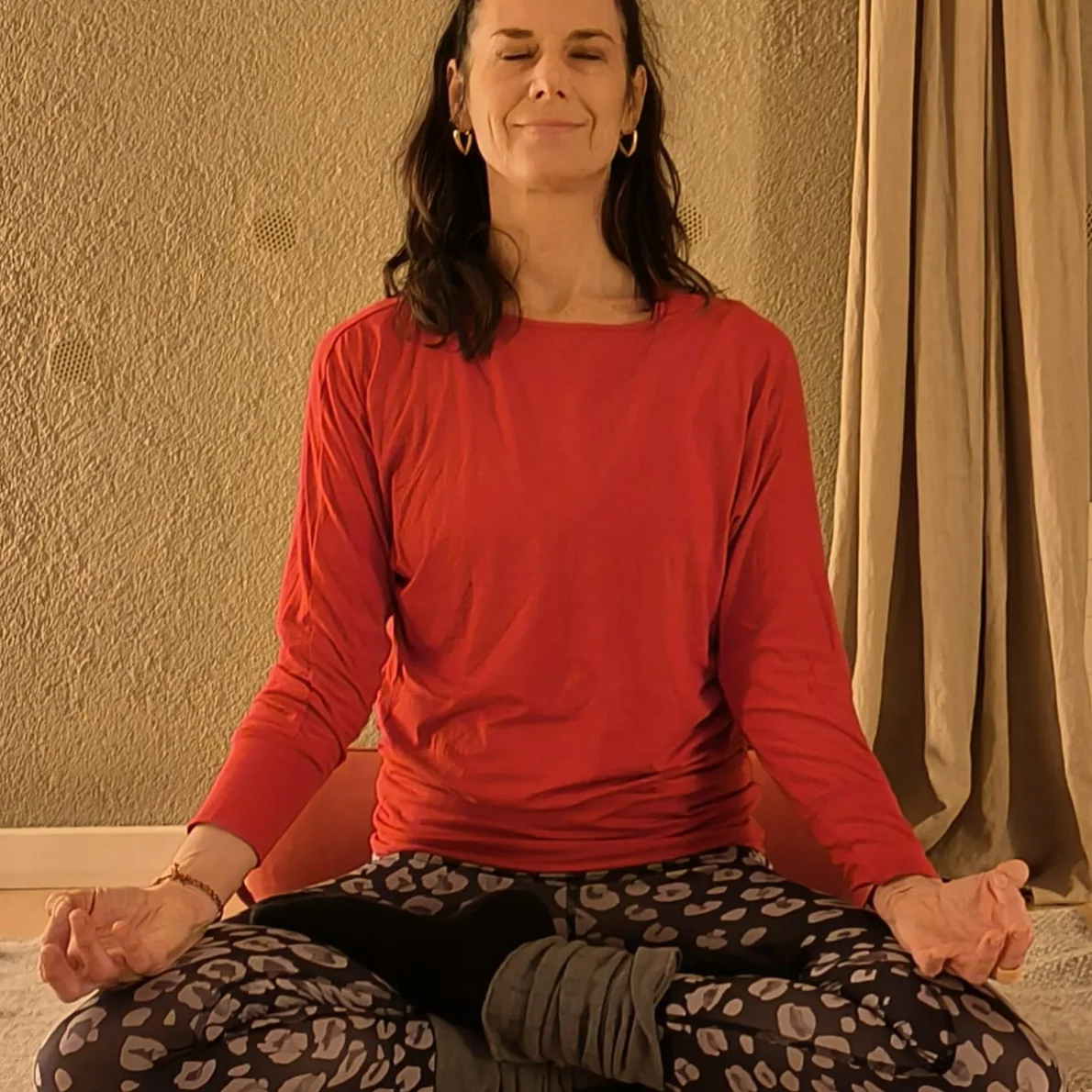 Daniela im Schneidersitz am meditieren.