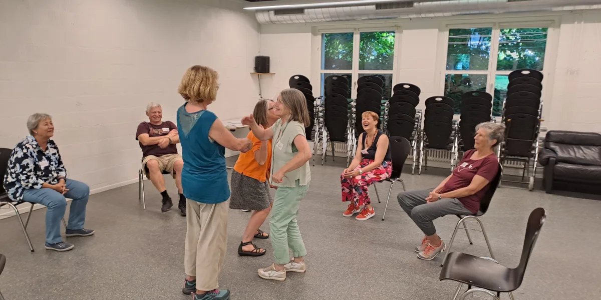 Verschiedene Personen, welche Improtheater machen.