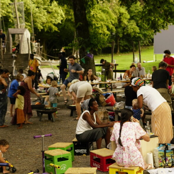 Gemeinsames Zusammenkommen für das Einläuten des Frühlings