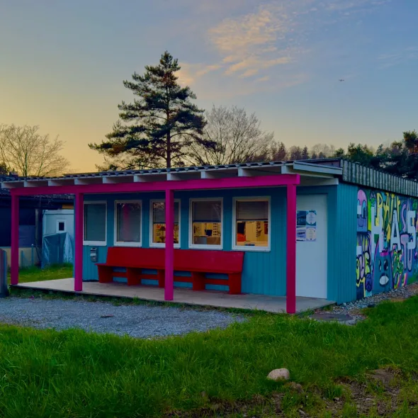 Bild von einem blauen Gebäude mit der Schrift 